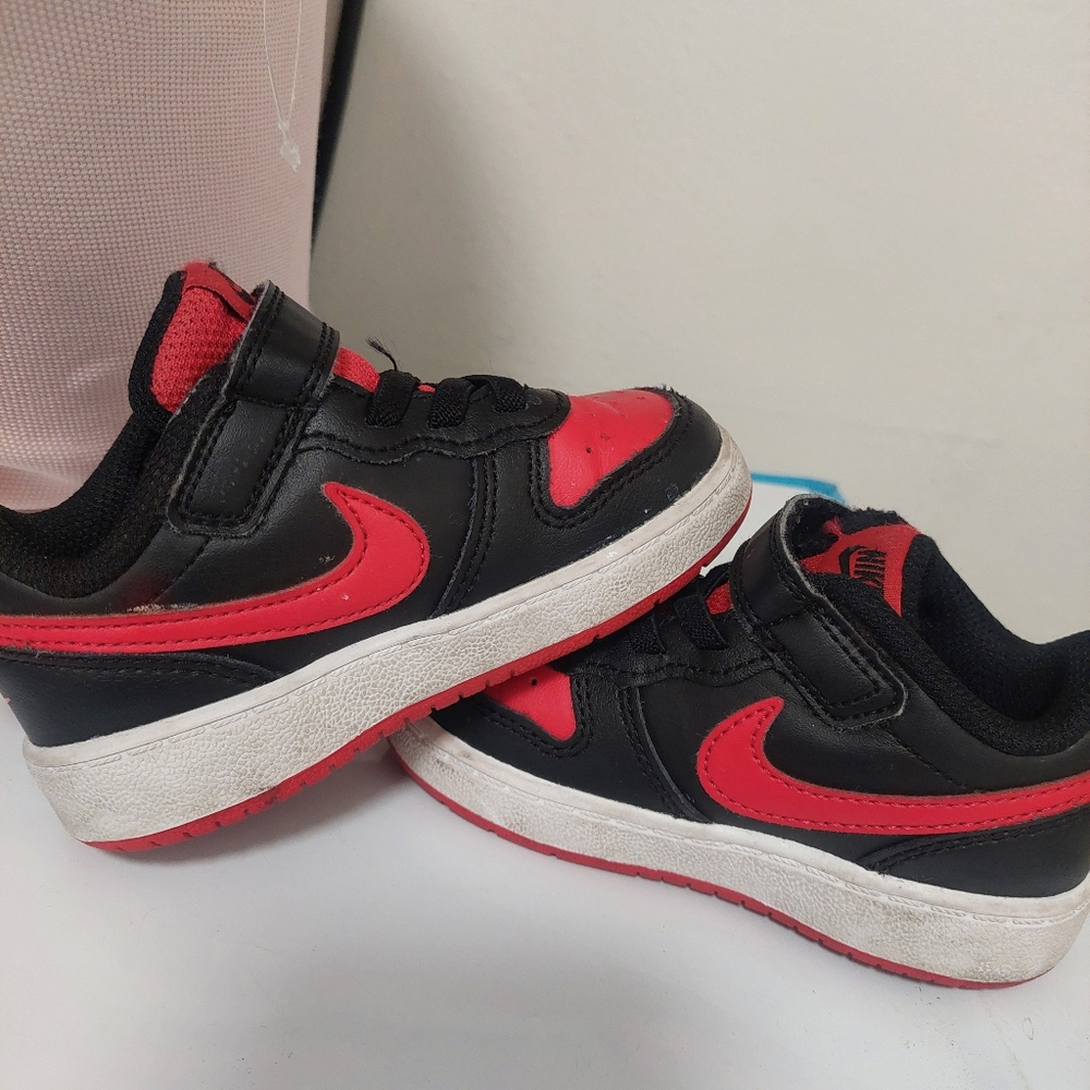 Nike Black and Red Sneakers Low-Top Classic